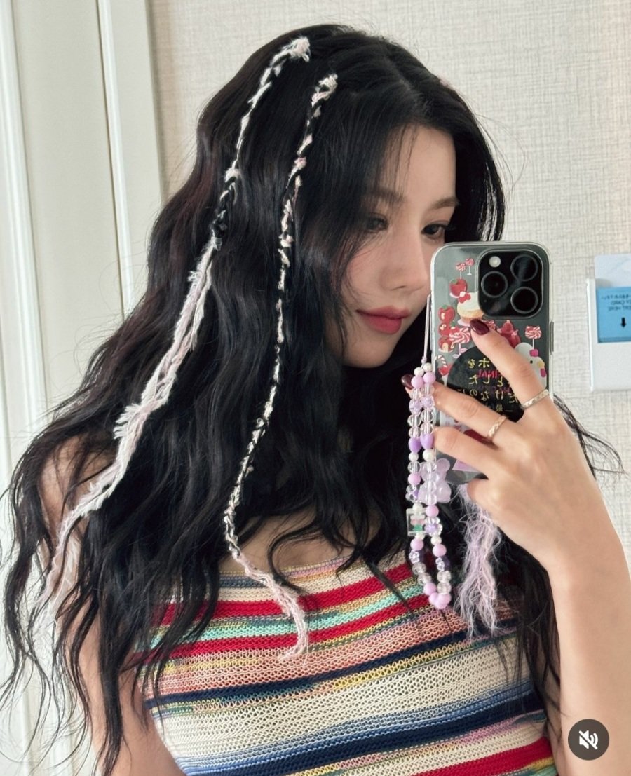 권은비 도쿄 워터밤 줄무늬 끈나시