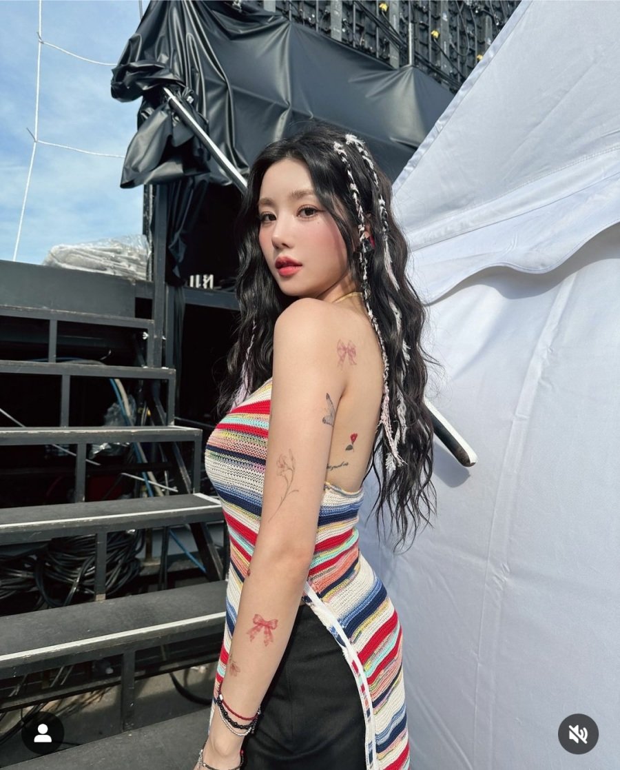 권은비 도쿄 워터밤 줄무늬 끈나시
