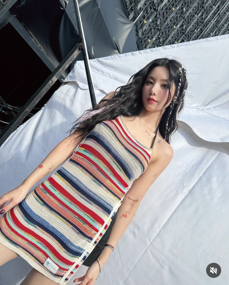 권은비 도쿄 워터밤 줄무늬 끈나시