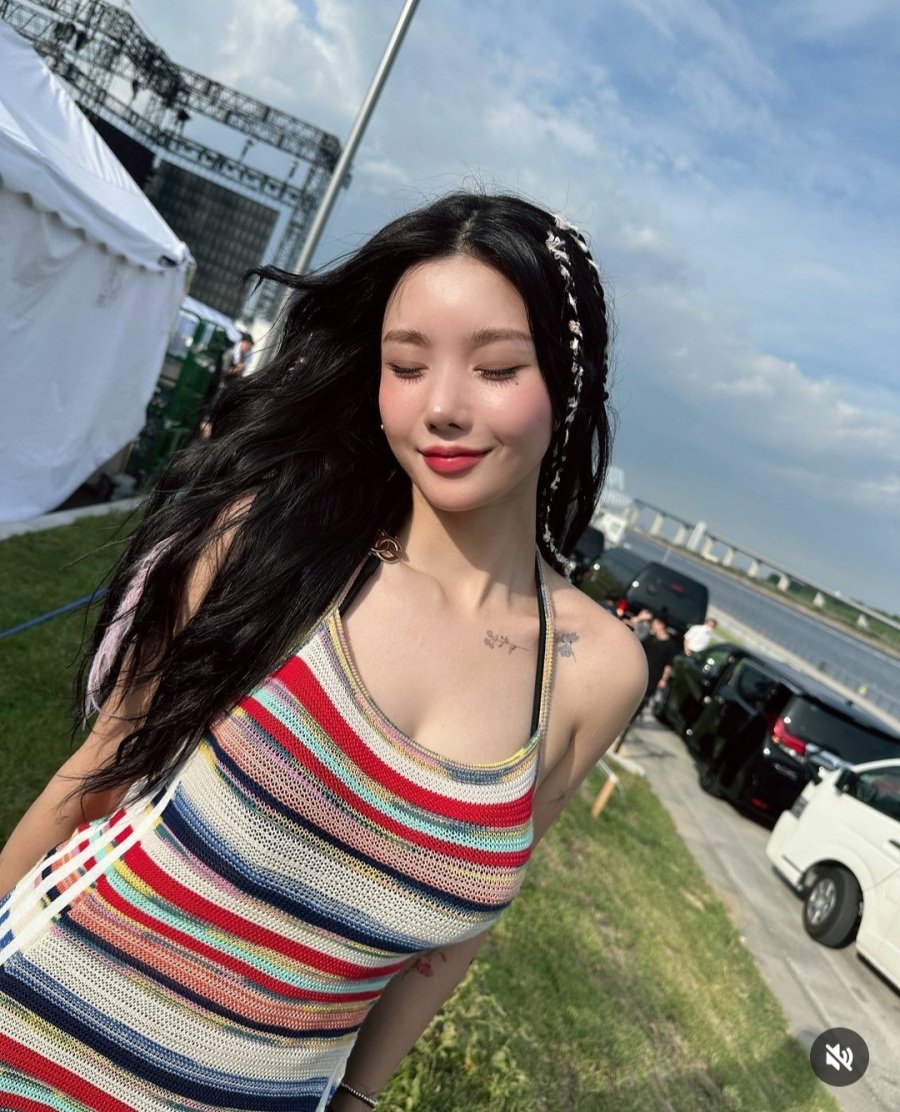 권은비 도쿄 워터밤 줄무늬 끈나시