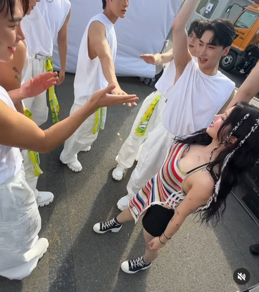 권은비 도쿄 워터밤 줄무늬 끈나시