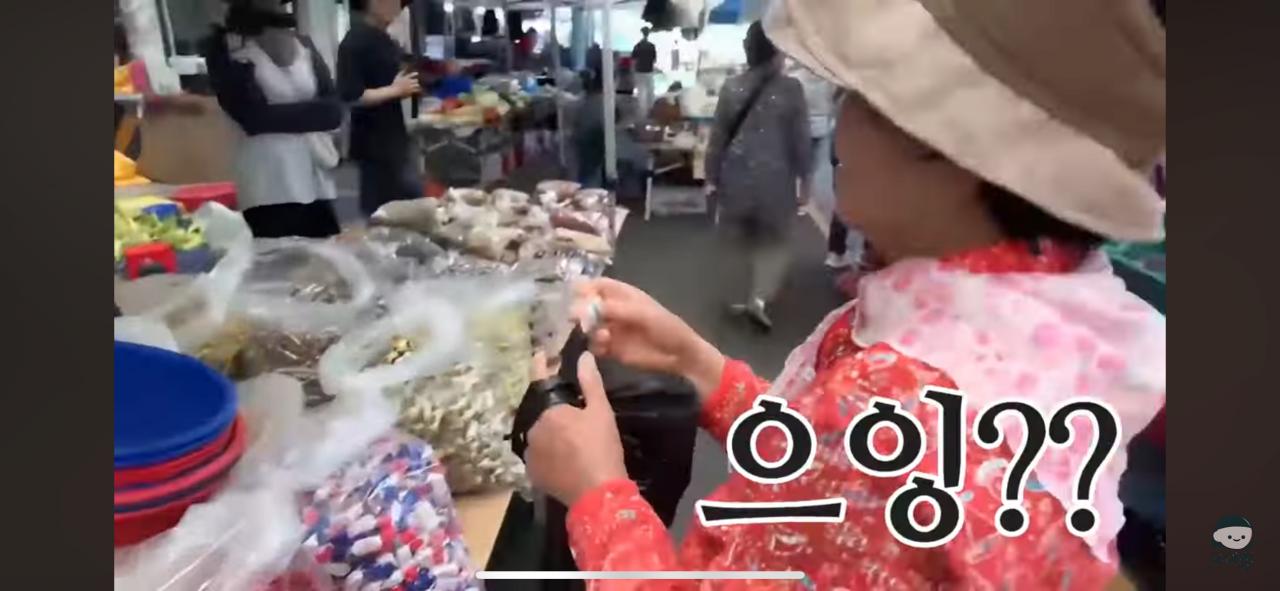영덕시장 과자가게 무전취식하는할머니