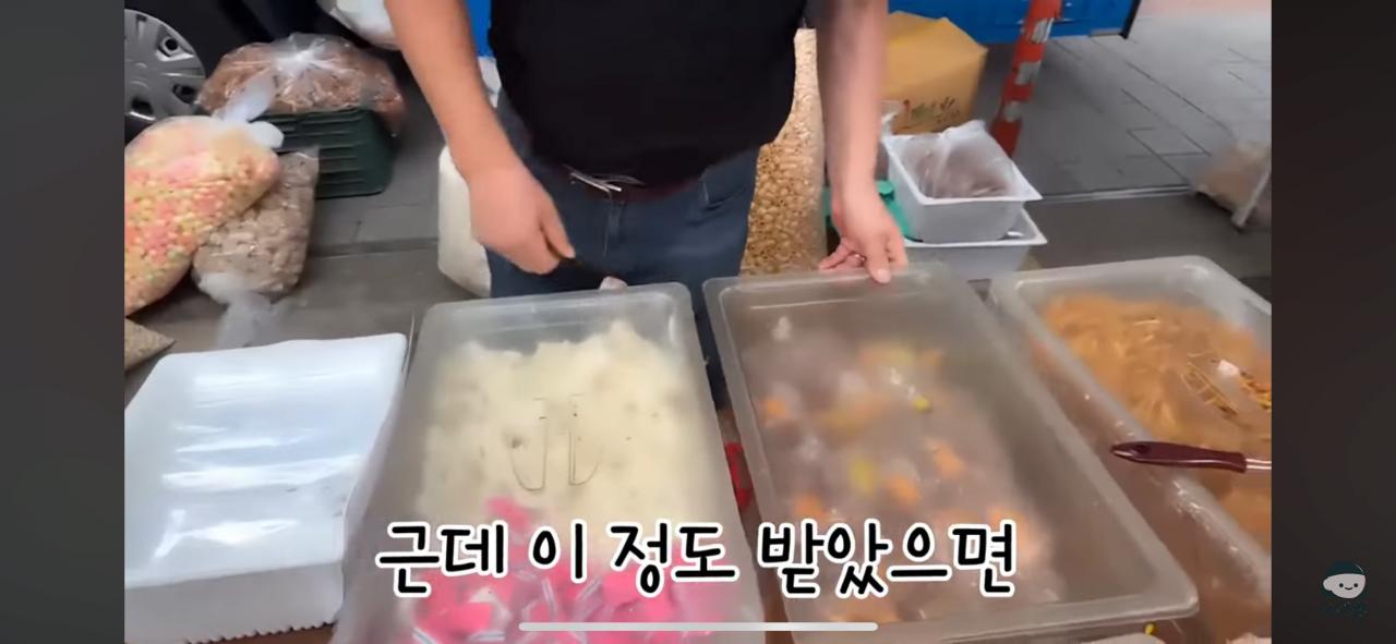 영덕시장 과자가게 무전취식하는할머니