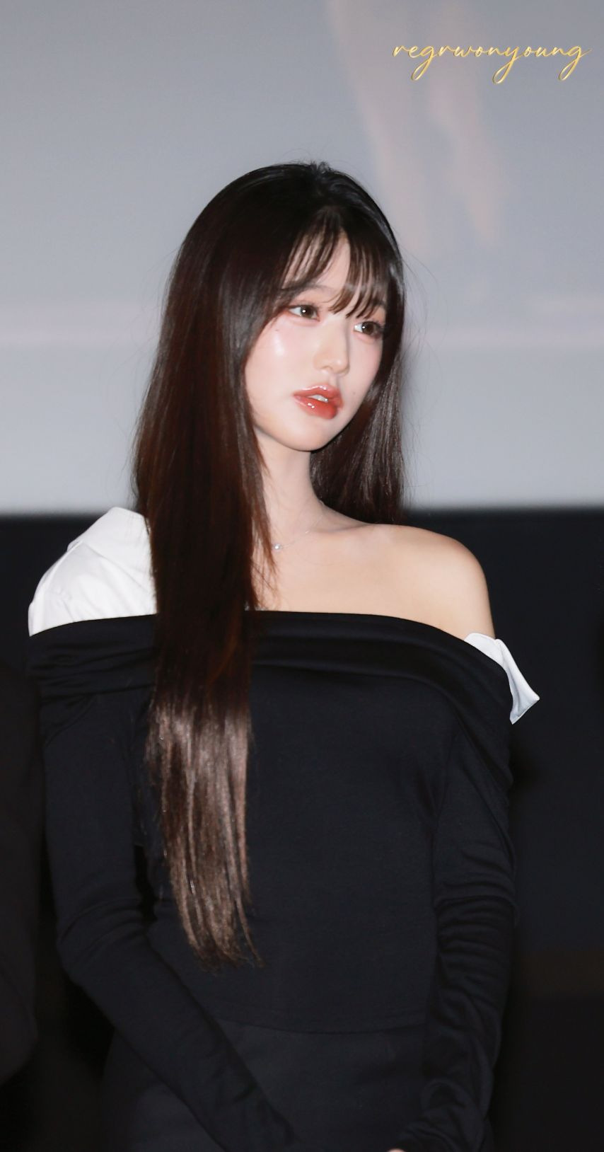 아이브 장원영 은근한 골반 + 허벅지가 드러나는 타이트한 검정원피스