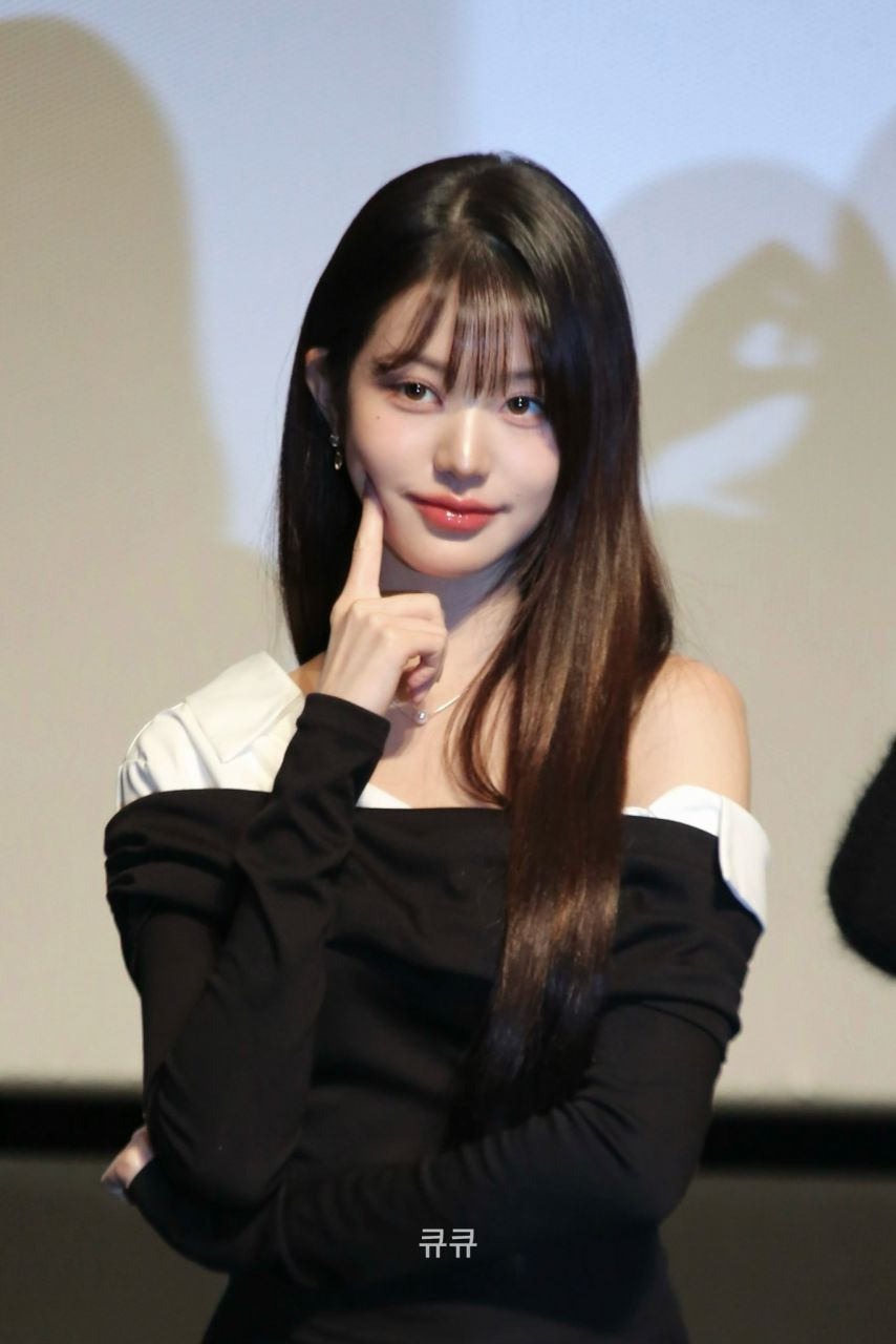 아이브 장원영 은근한 골반 + 허벅지가 드러나는 타이트한 검정원피스