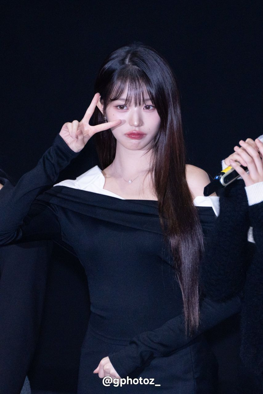아이브 장원영 은근한 골반 + 허벅지가 드러나는 타이트한 검정원피스