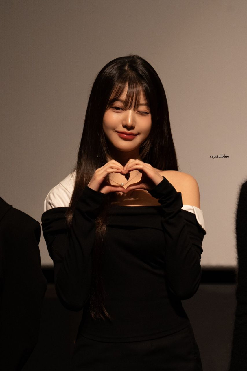 아이브 장원영 은근한 골반 + 허벅지가 드러나는 타이트한 검정원피스