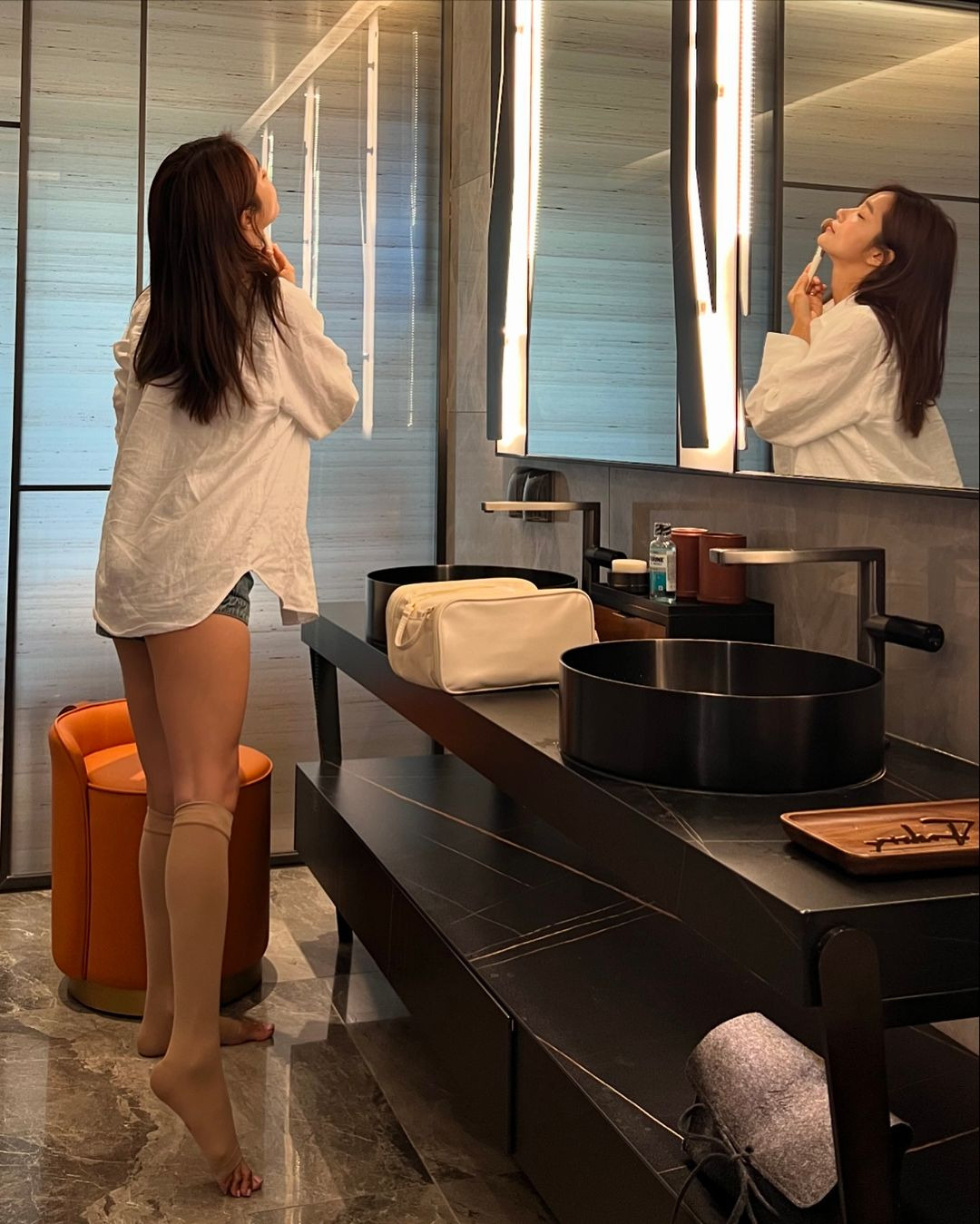 오또맘 밀착 민소매 미시룩 몸매 라인