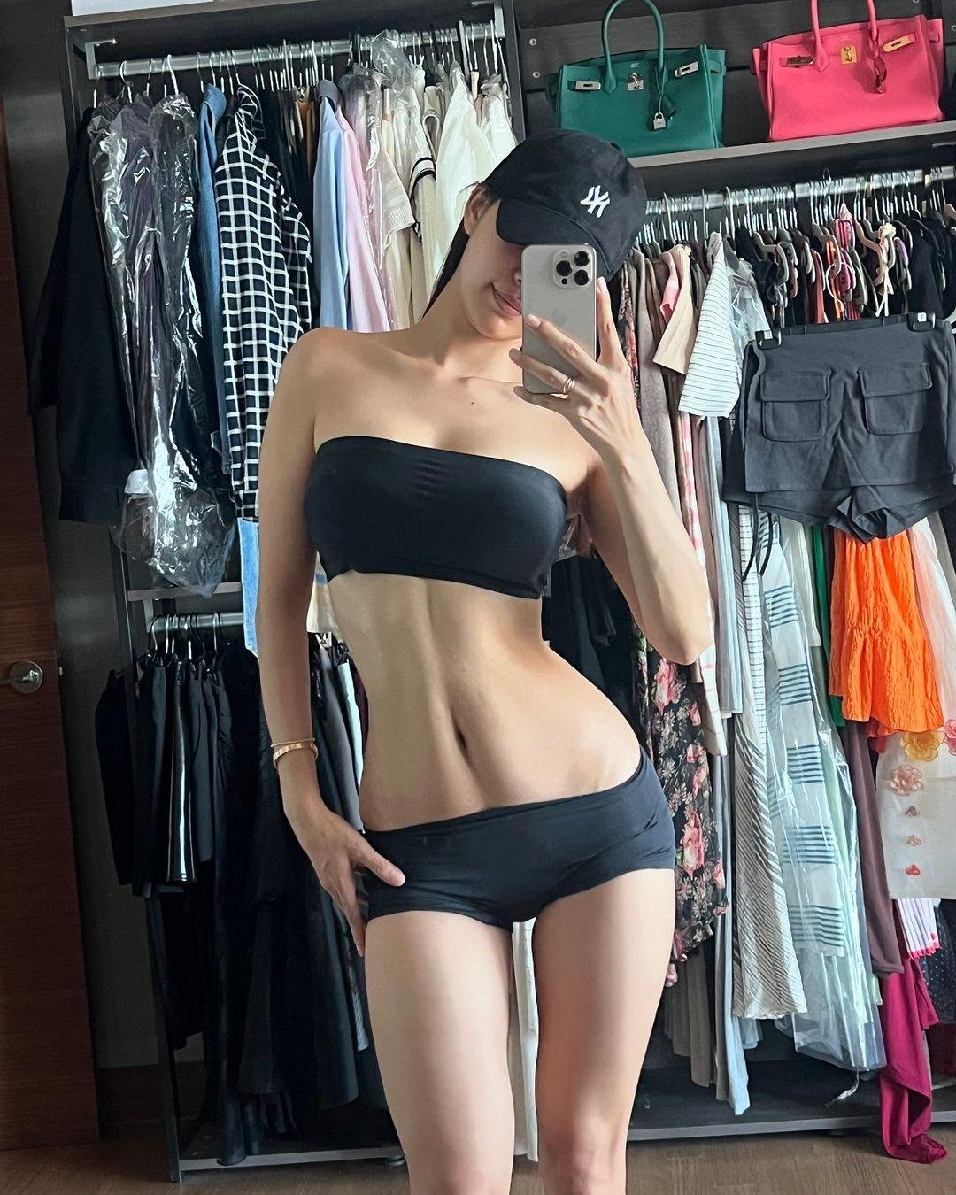 오또맘 밀착 민소매 미시룩 몸매 라인