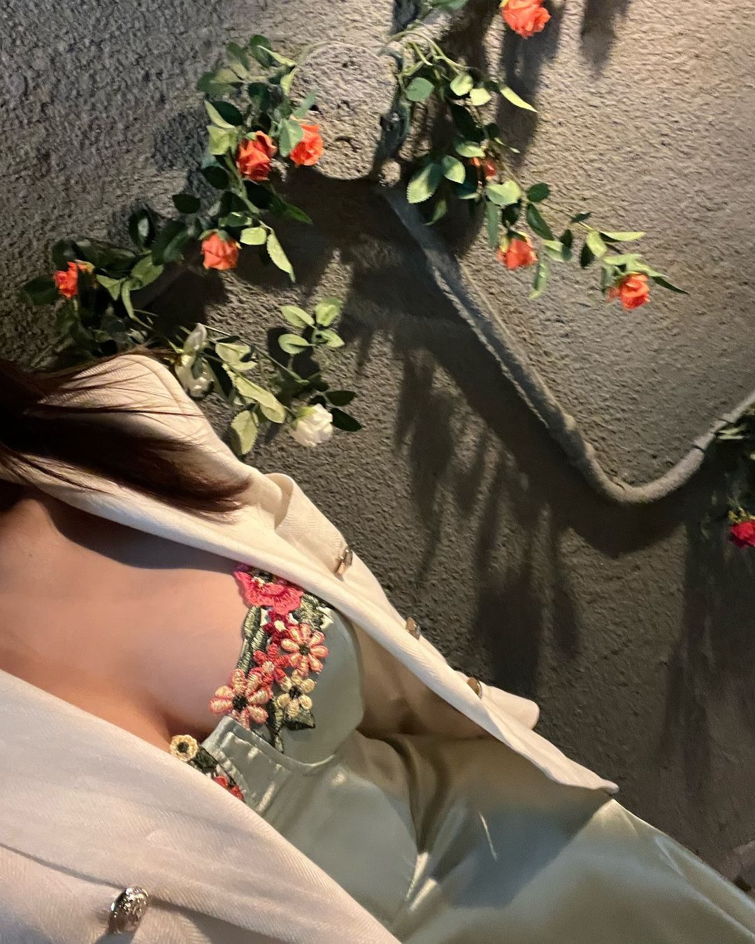 오또맘 밀착 민소매 미시룩 몸매 라인
