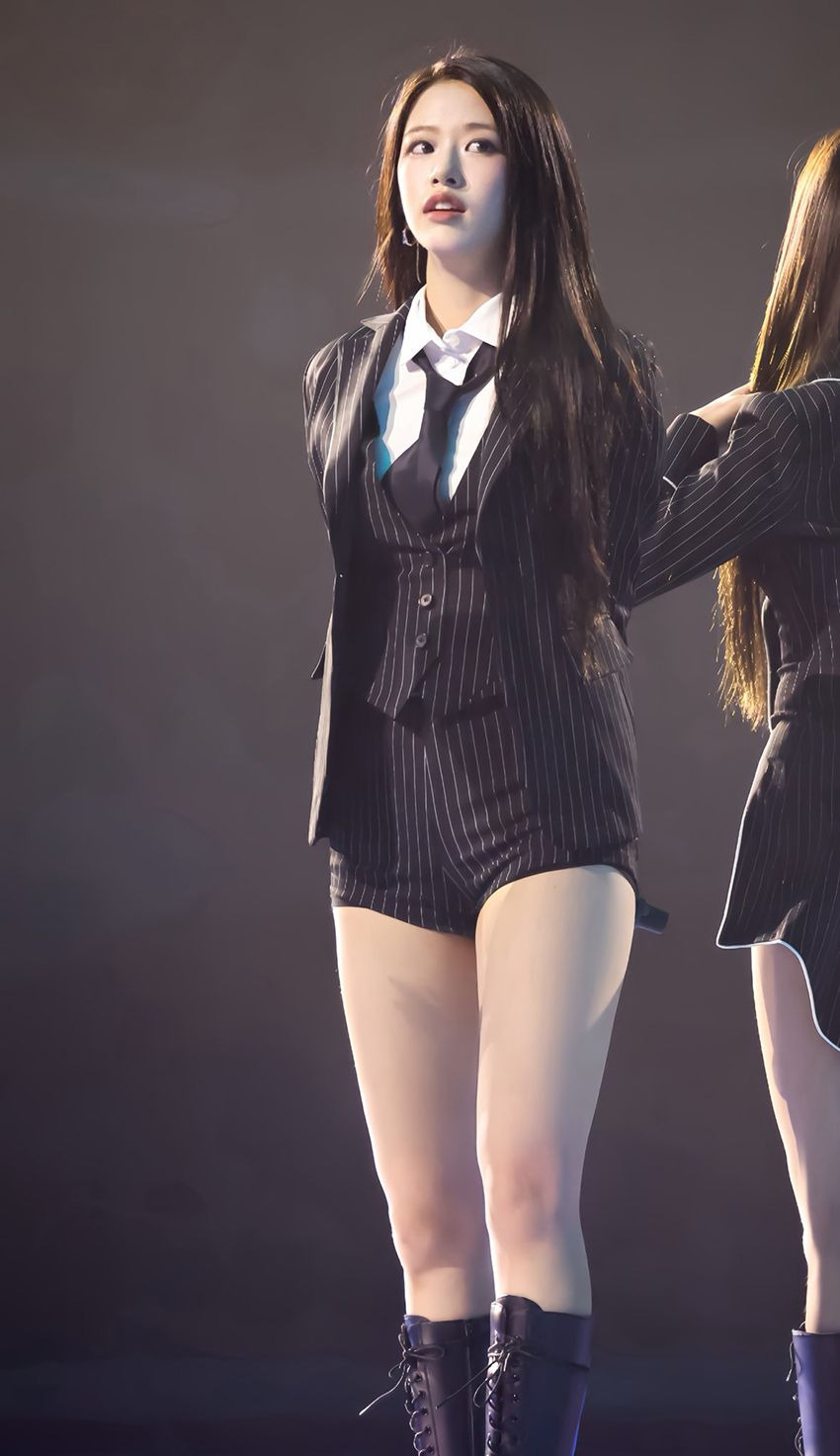 [아이브] 세로 줄무늬 정장 반바지가 잘 어울리는 안유진 허벅지
