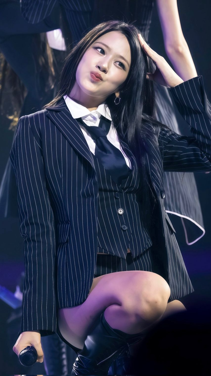 [아이브] 세로 줄무늬 정장 반바지가 잘 어울리는 안유진 허벅지