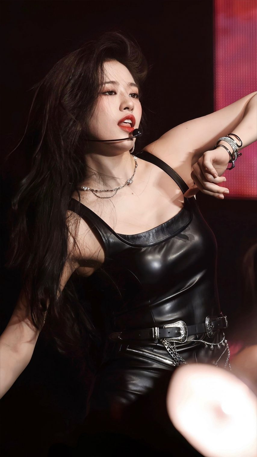 [아이브] 세로 줄무늬 정장 반바지가 잘 어울리는 안유진 허벅지
