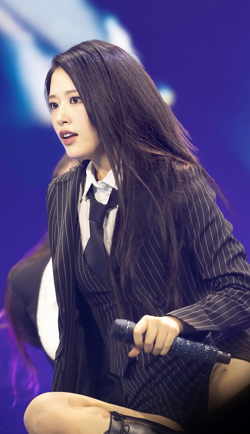 [아이브] 세로 줄무늬 정장 반바지가 잘 어울리는 안유진 허벅지