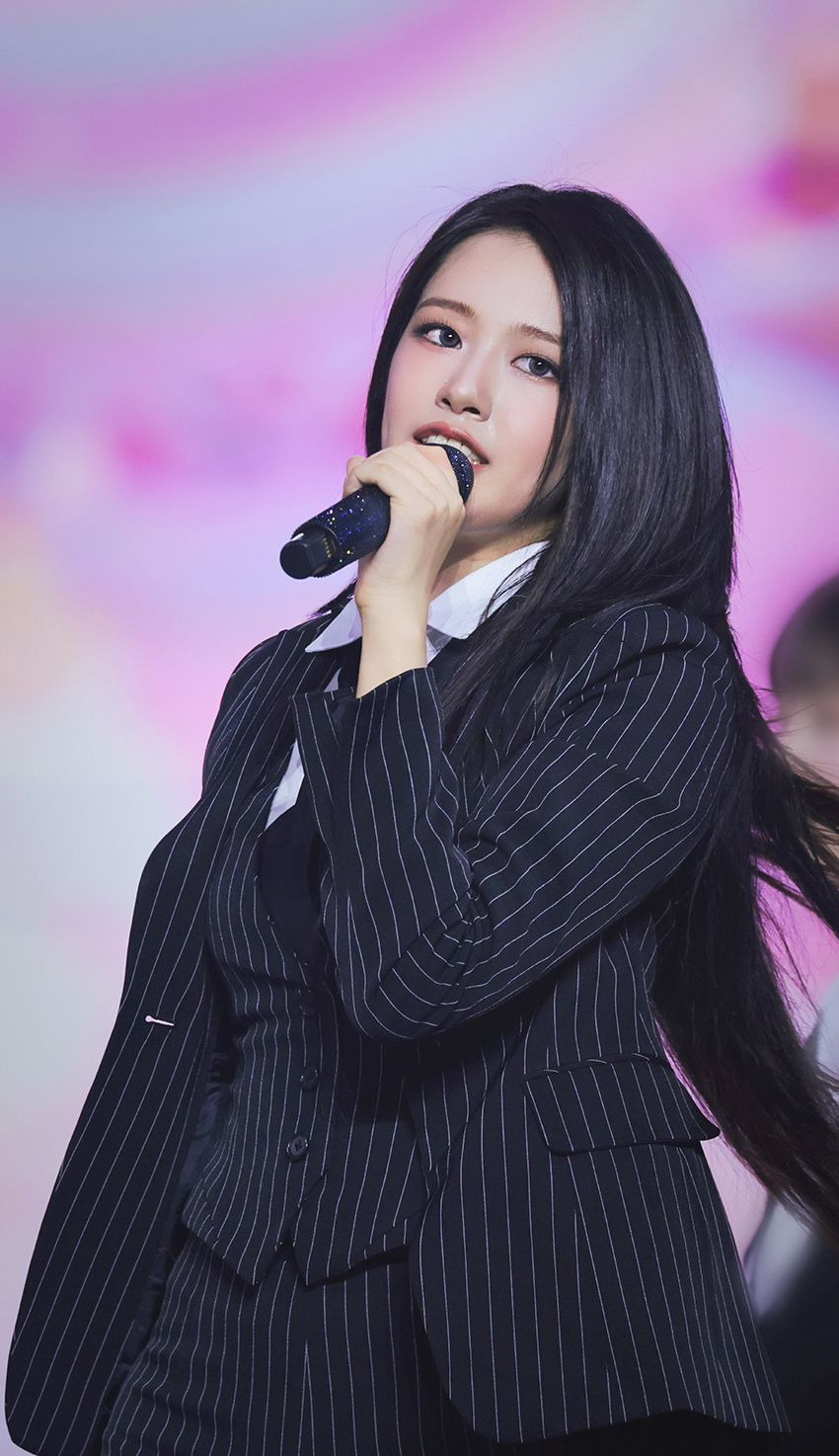 [아이브] 세로 줄무늬 정장 반바지가 잘 어울리는 안유진 허벅지