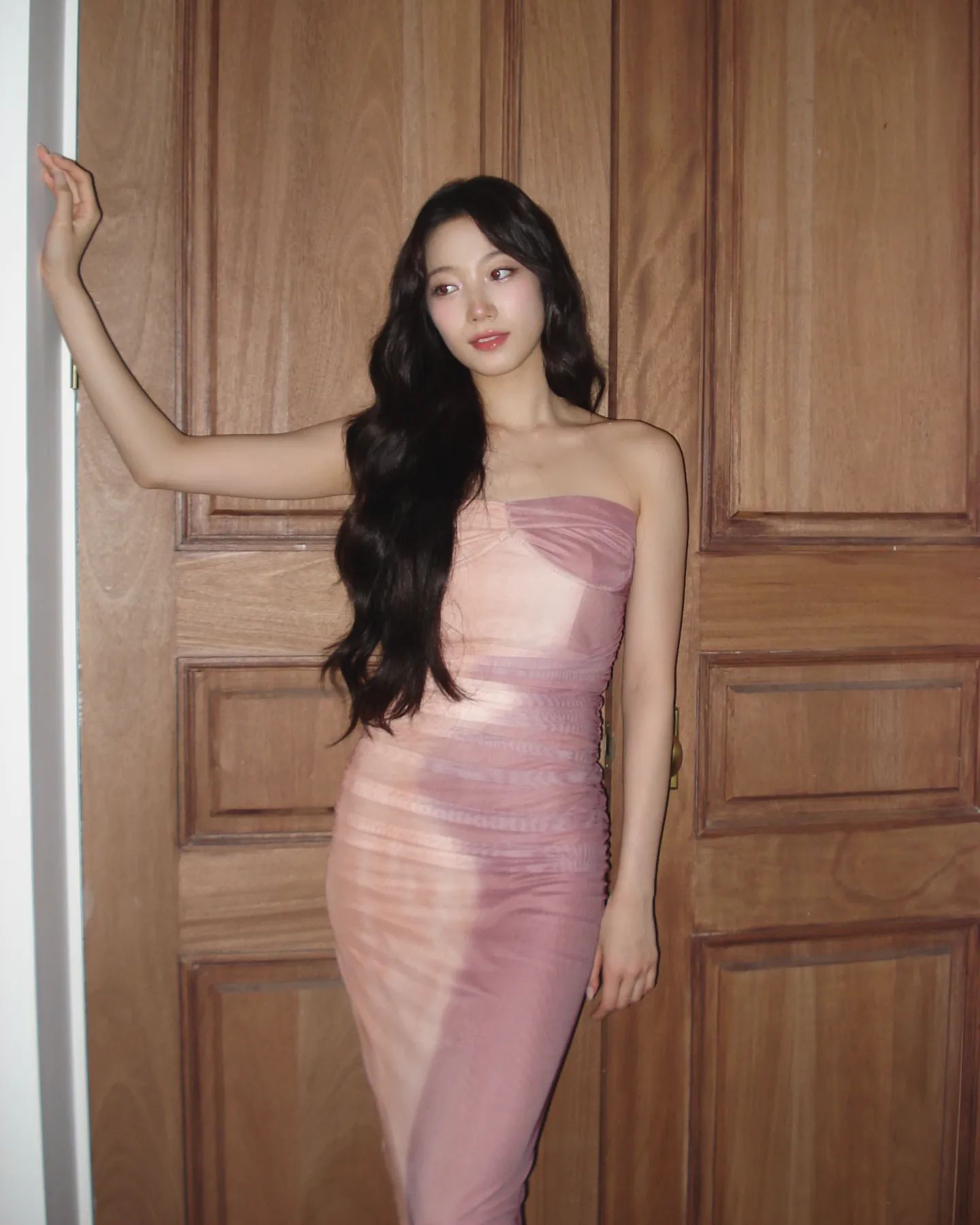 몸에 촥 달라붙는 핑크색 주름원피스 르세라핌 카즈하 골반 힙라인