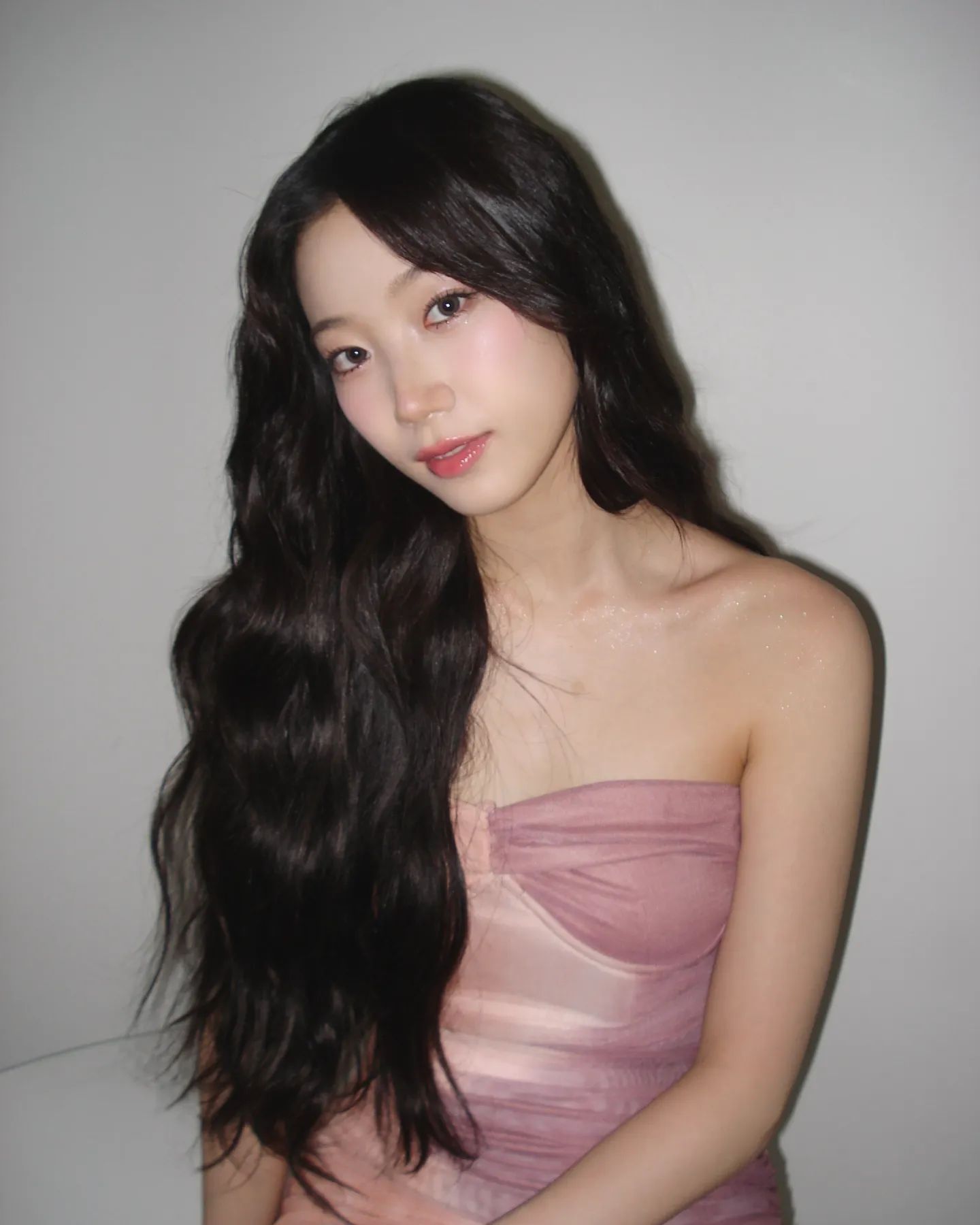 몸에 촥 달라붙는 핑크색 주름원피스 르세라핌 카즈하 골반 힙라인