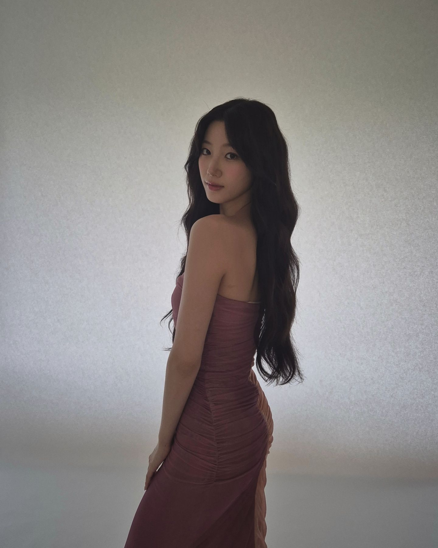 몸에 촥 달라붙는 핑크색 주름원피스 르세라핌 카즈하 골반 힙라인