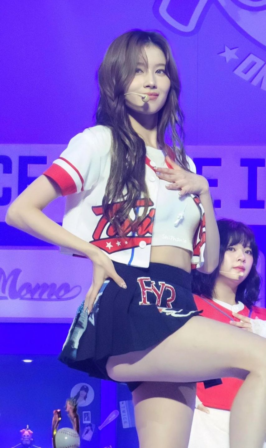 치마바지 다리 하나 들고 요망하게 엉벅지 흔드는 트와이스 사나