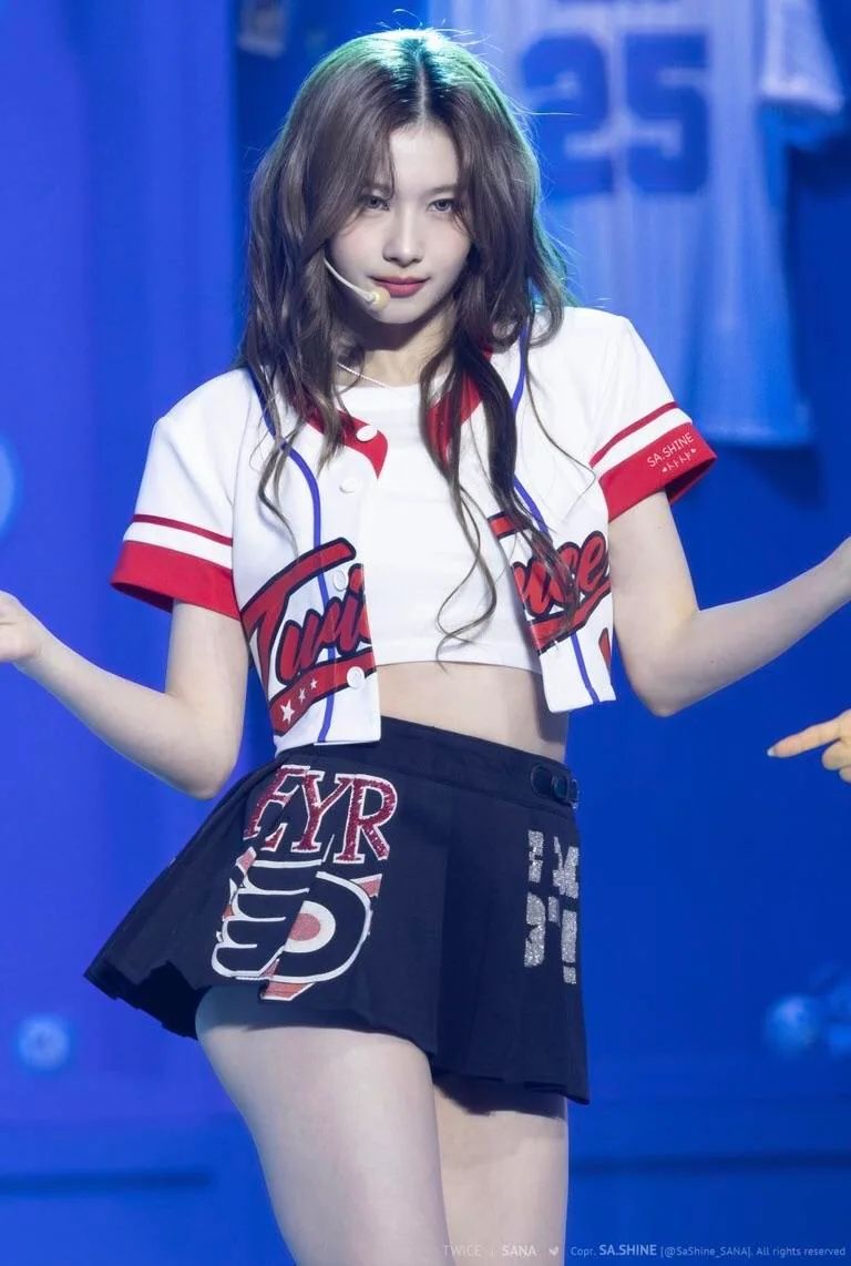 치마바지 다리 하나 들고 요망하게 엉벅지 흔드는 트와이스 사나