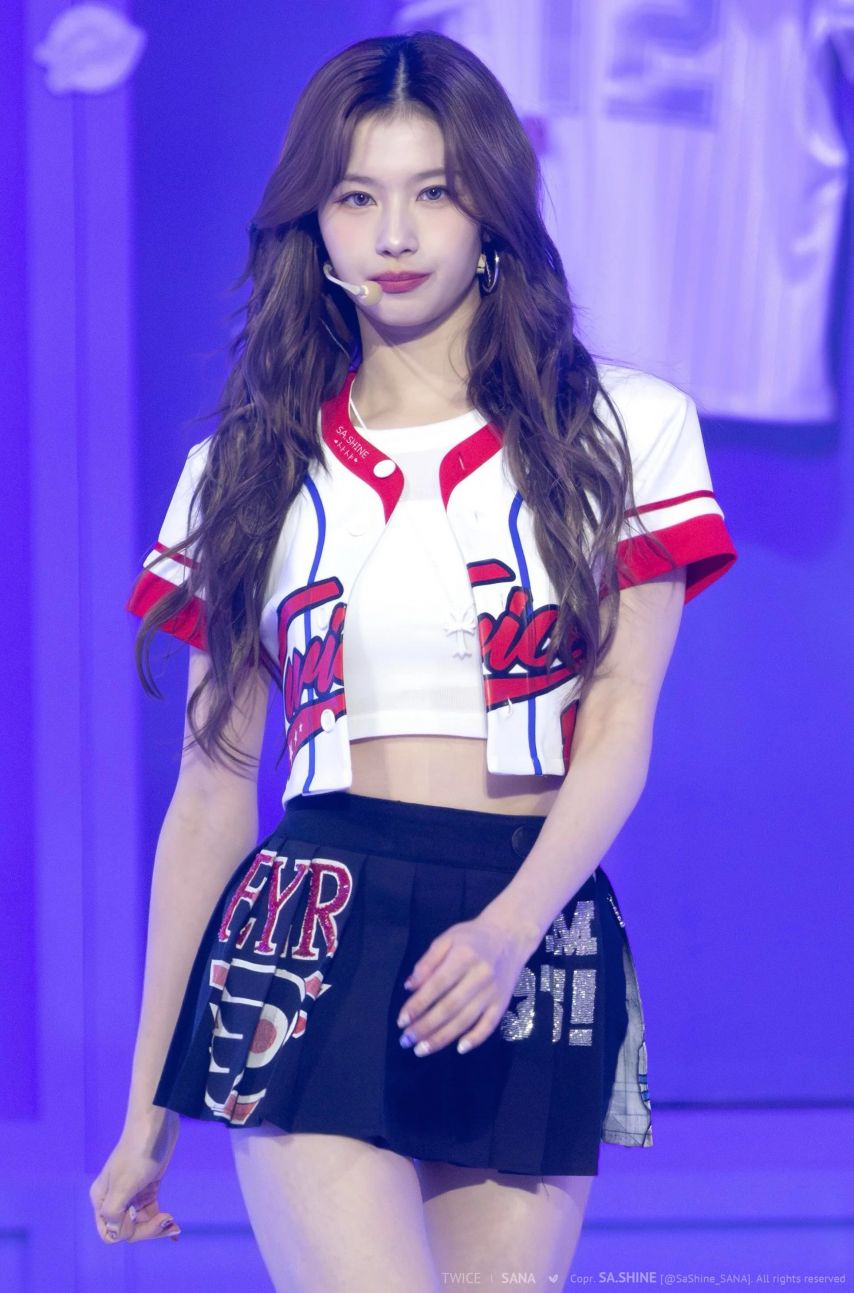 치마바지 다리 하나 들고 요망하게 엉벅지 흔드는 트와이스 사나
