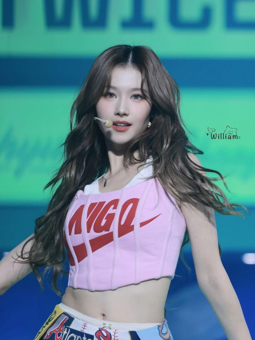 치마바지 다리 하나 들고 요망하게 엉벅지 흔드는 트와이스 사나
