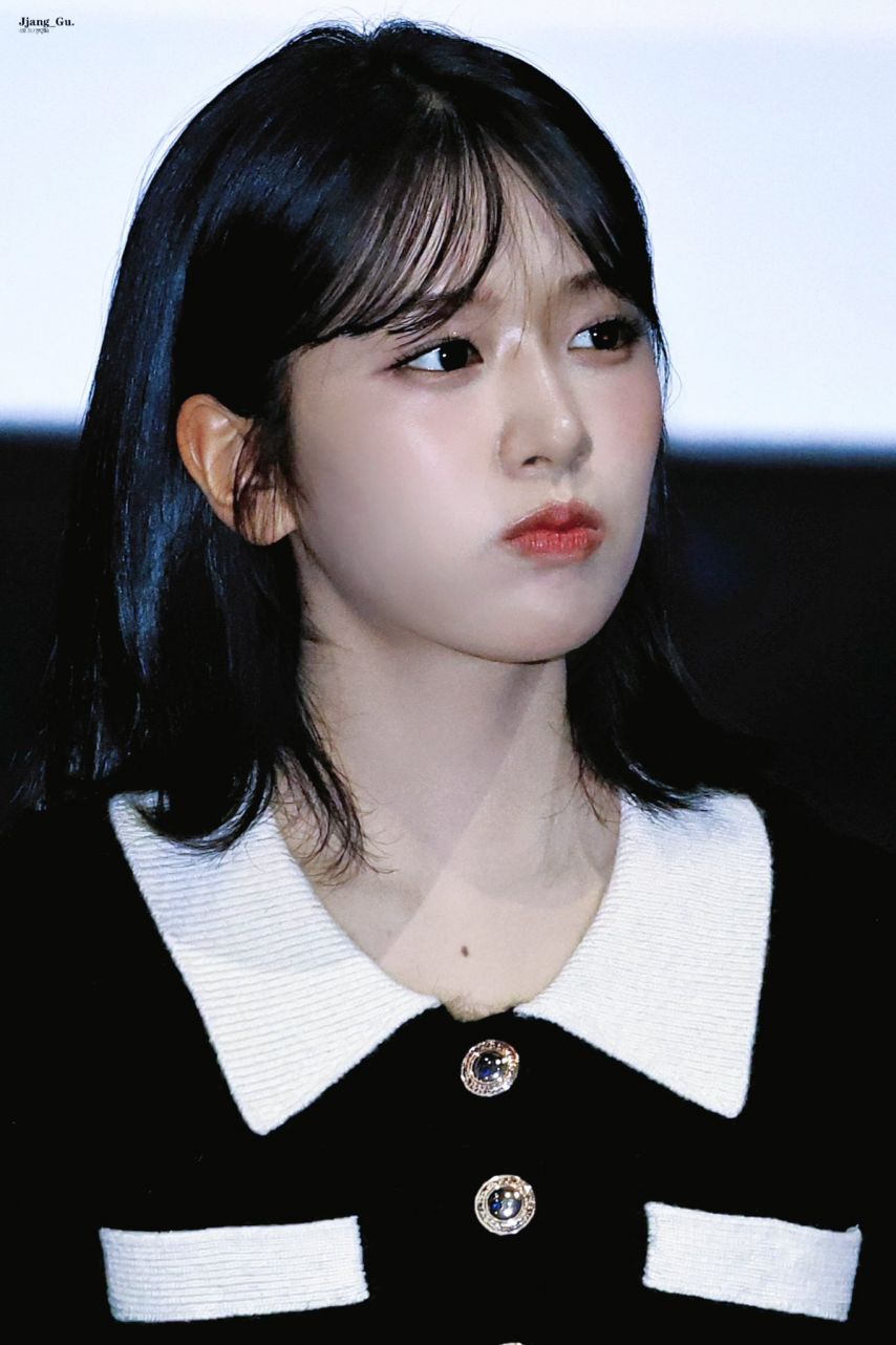 안유진 무대인사중.jpg