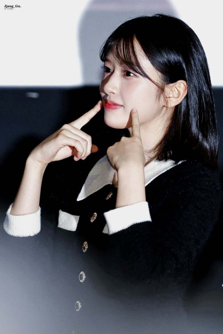 안유진 무대인사중.jpg