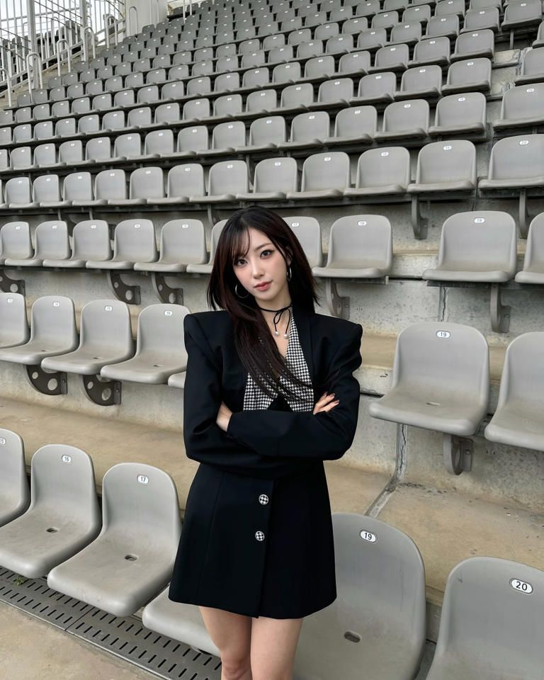 하이키 리이나, 강렬한 블랙으로 완성한 시크 비주얼