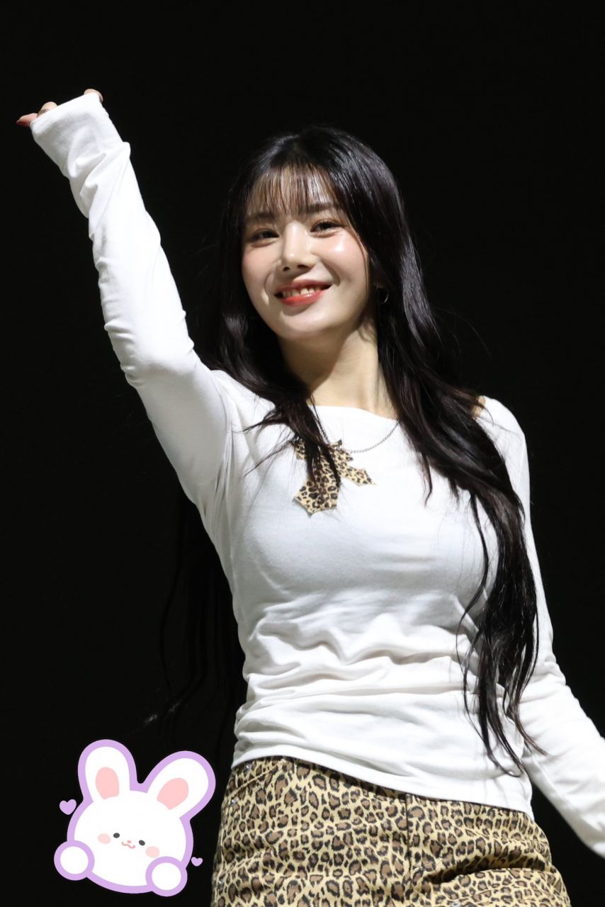 브라컵 비치는 묵직한 흰티 가슴 권은비 + 호피치마 탄탄한 꿀벅지