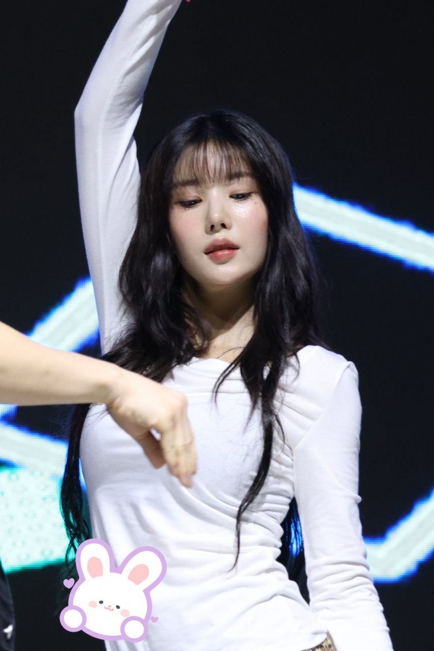 브라컵 비치는 묵직한 흰티 가슴 권은비 + 호피치마 탄탄한 꿀벅지