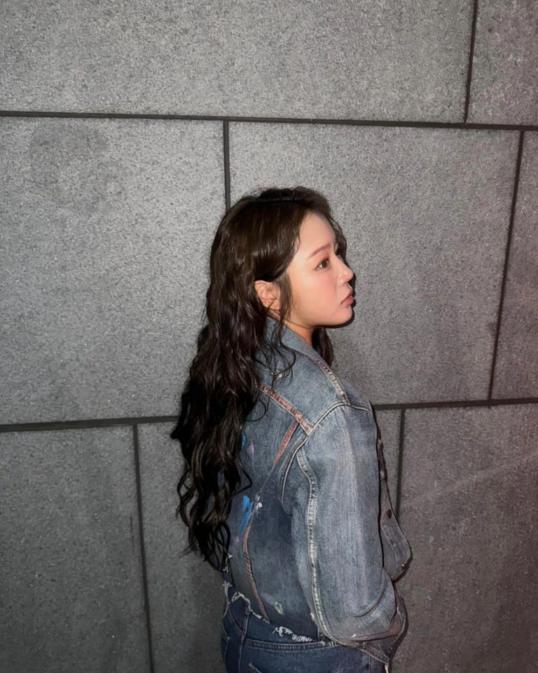 소유, 복근이 살짝 보이는 청청패션
