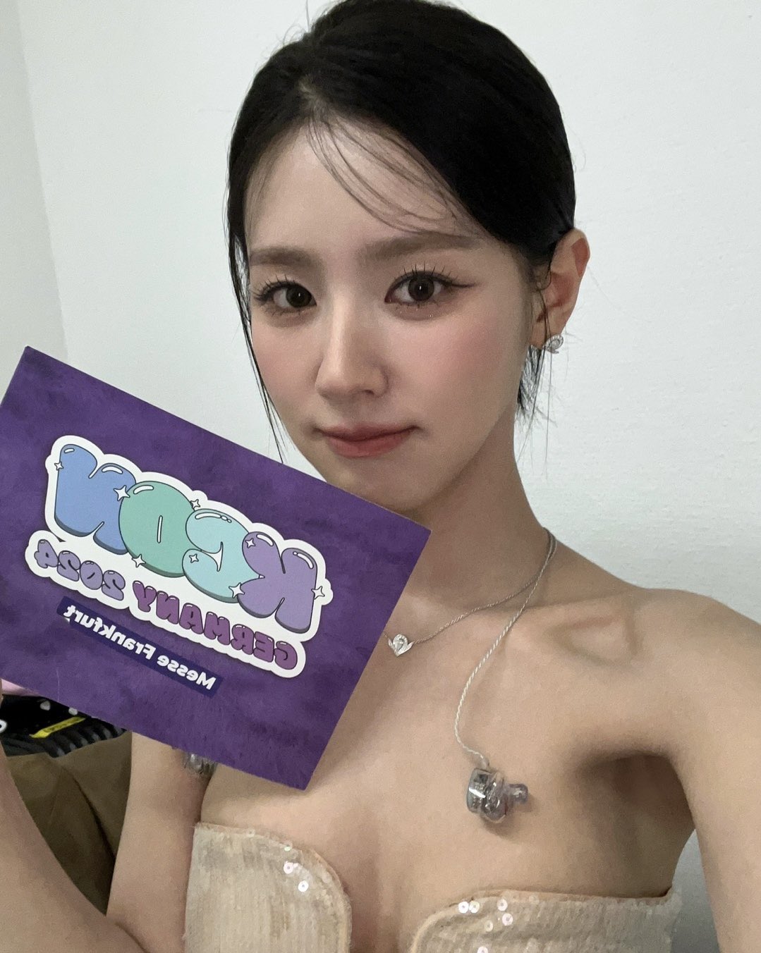 MC 대기실의 아이들 미연 역대급 가슴골 + 야드랑이 노출한 드레스