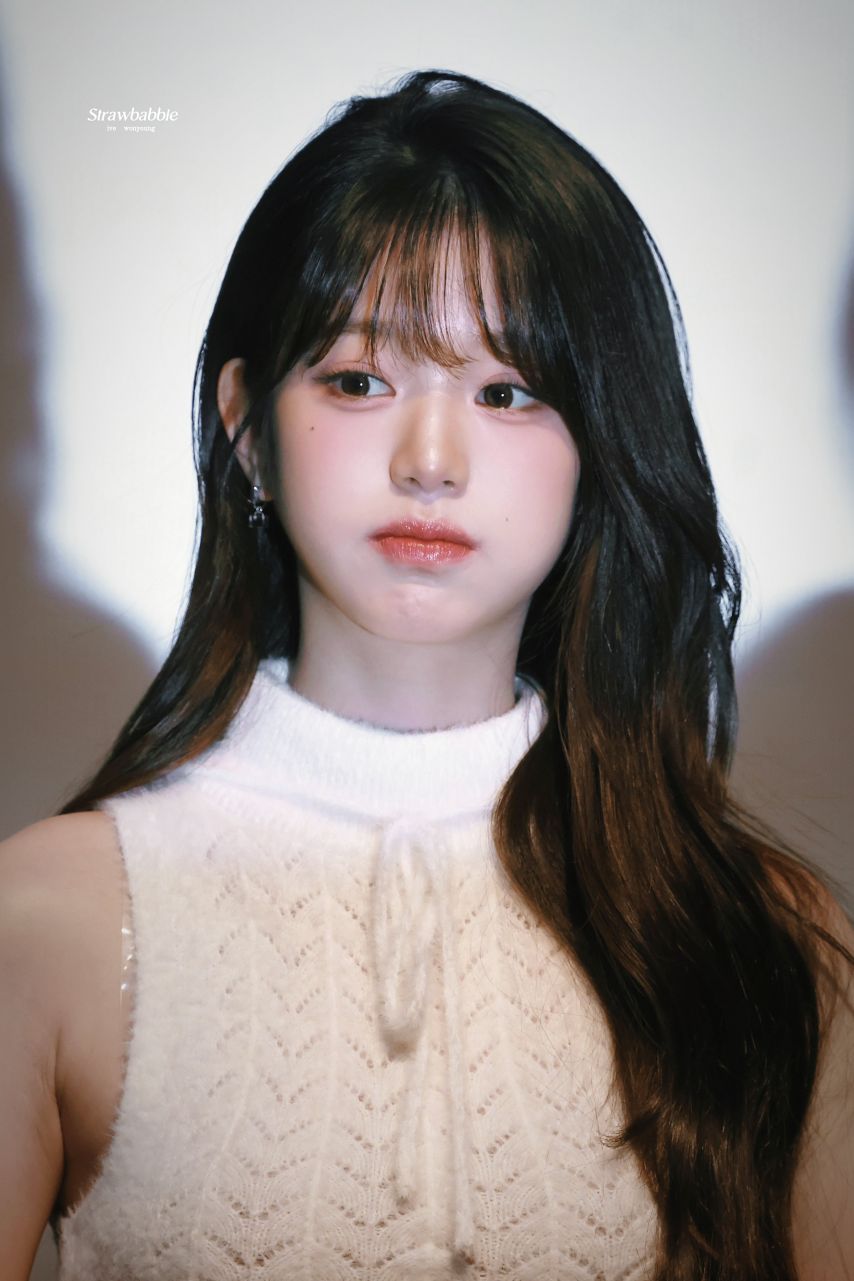하얀 꽈배기 민소매 니트 겨드랑이 + 회색 주름치마 각선미 장원영