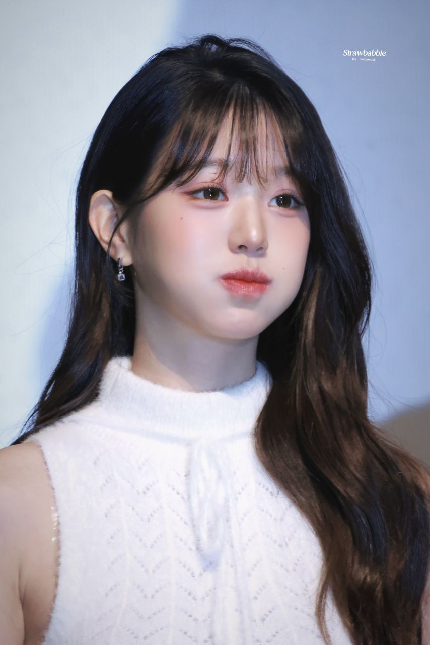 하얀 꽈배기 민소매 니트 겨드랑이 + 회색 주름치마 각선미 장원영