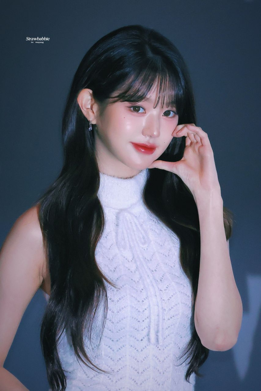 하얀 꽈배기 민소매 니트 겨드랑이 + 회색 주름치마 각선미 장원영