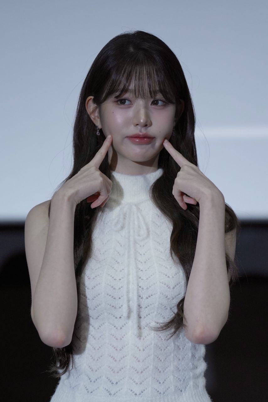 하얀 꽈배기 민소매 니트 겨드랑이 + 회색 주름치마 각선미 장원영