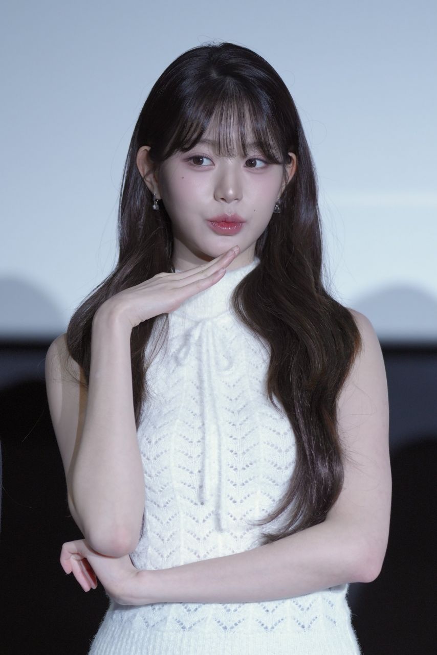 하얀 꽈배기 민소매 니트 겨드랑이 + 회색 주름치마 각선미 장원영