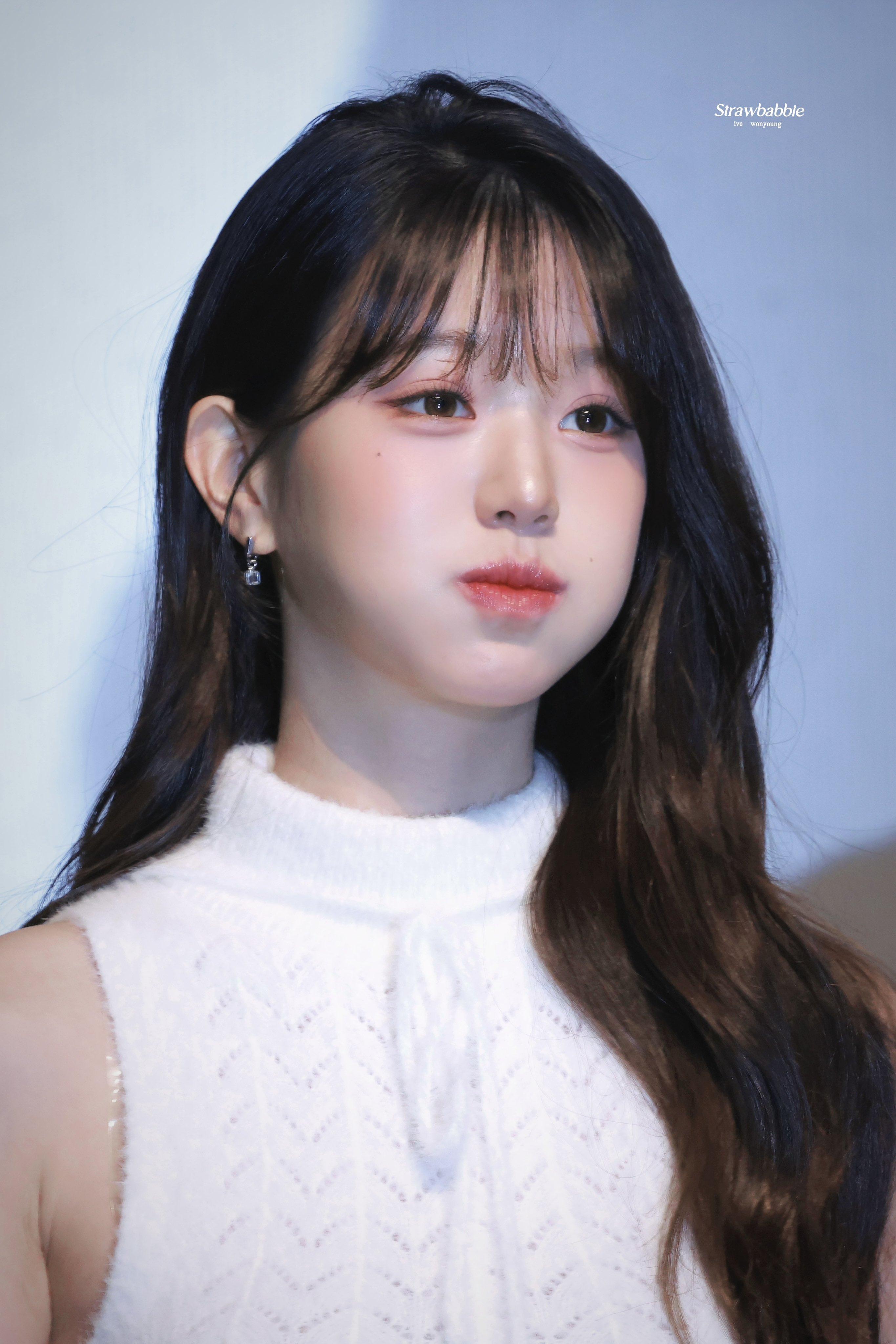하얀 꽈배기 민소매 니트 겨드랑이 + 회색 주름치마 각선미 장원영