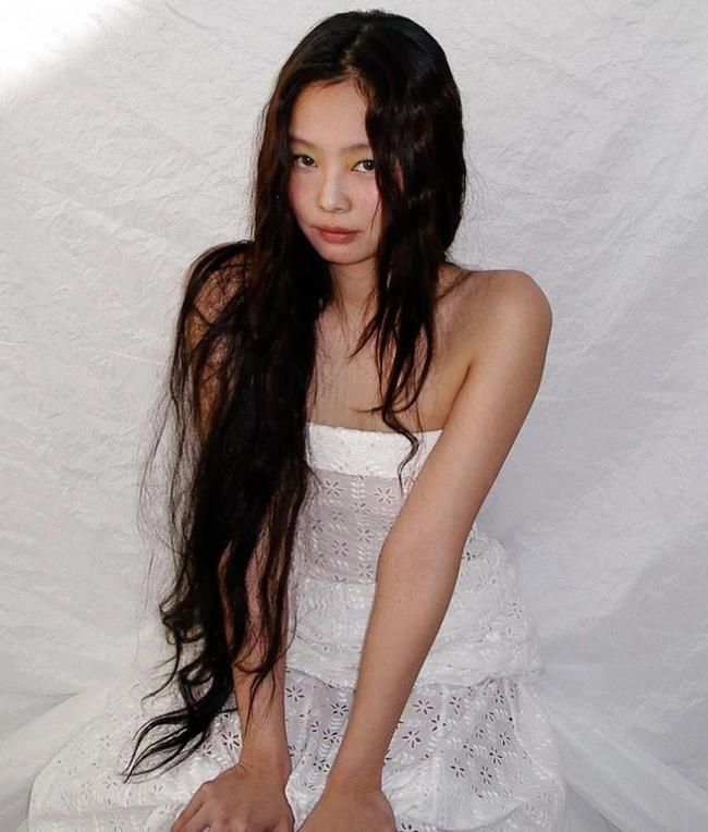 제니, 이젠 아예 속옷만 입고‥점점 더 파격적인 행보
