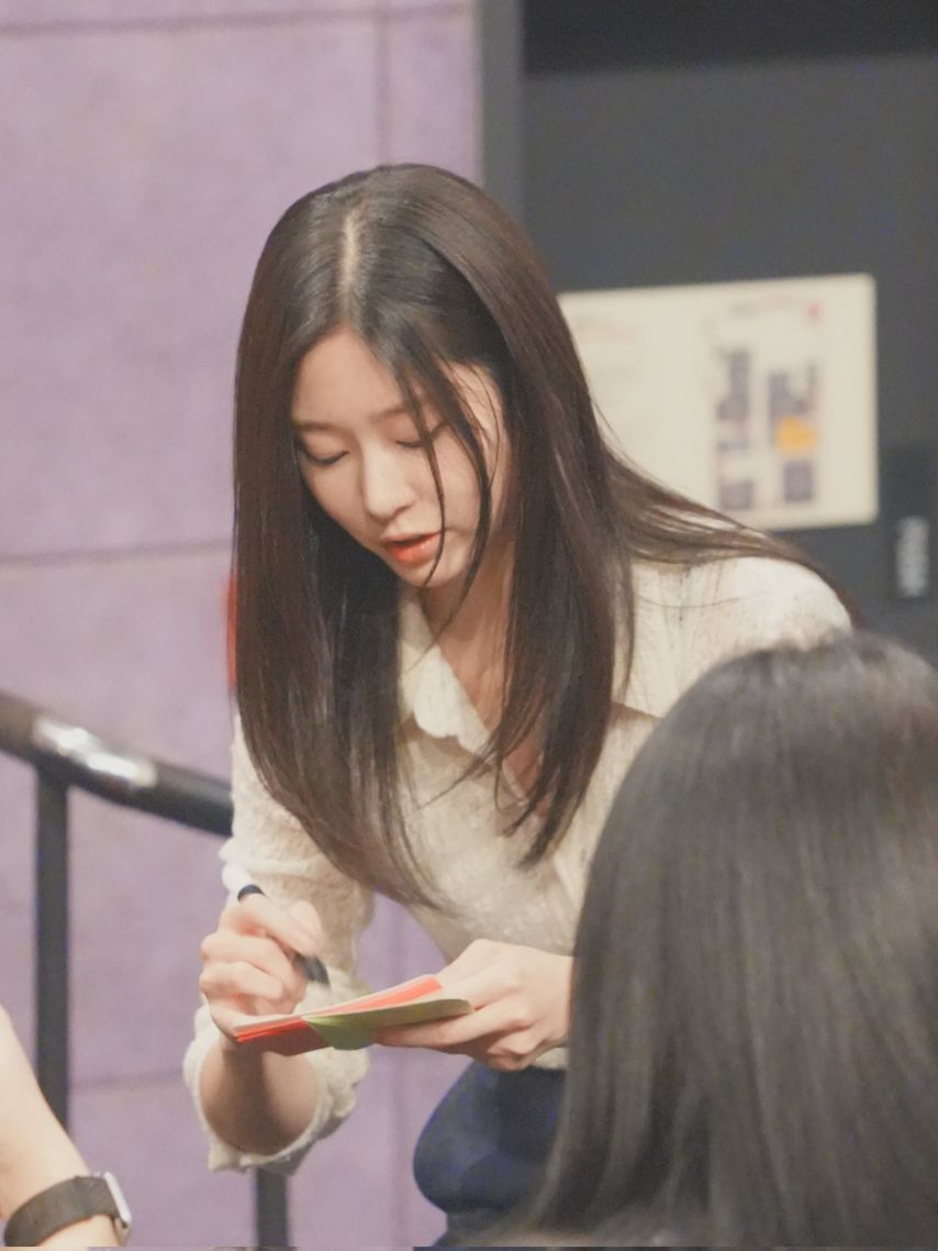 [아이즈원] 청설 무대인사 하는 김민주 미모 몸매 근황