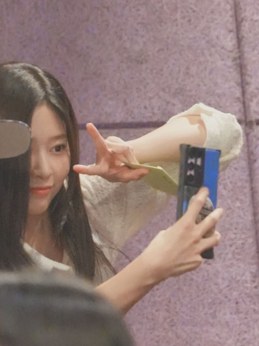 [아이즈원] 청설 무대인사 하는 김민주 미모 몸매 근황