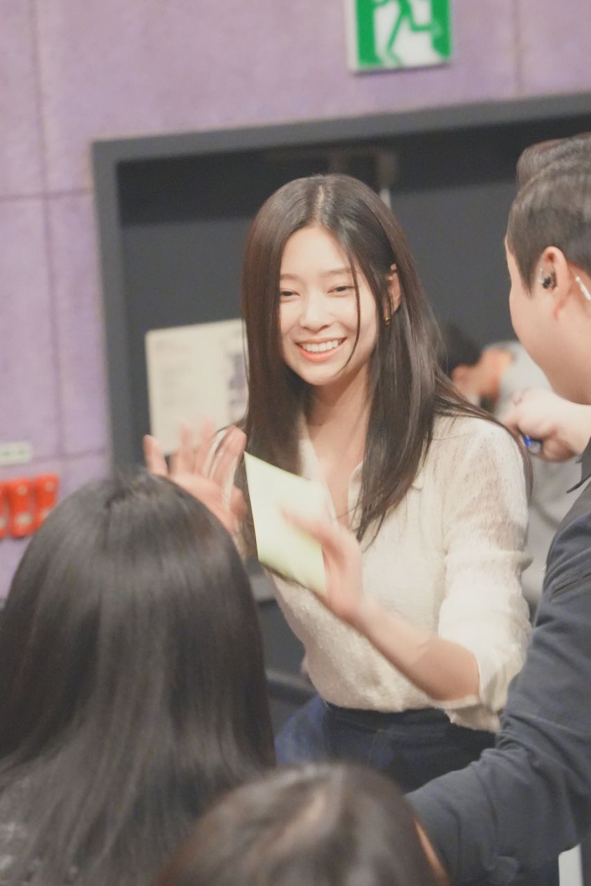 [아이즈원] 청설 무대인사 하는 김민주 미모 몸매 근황