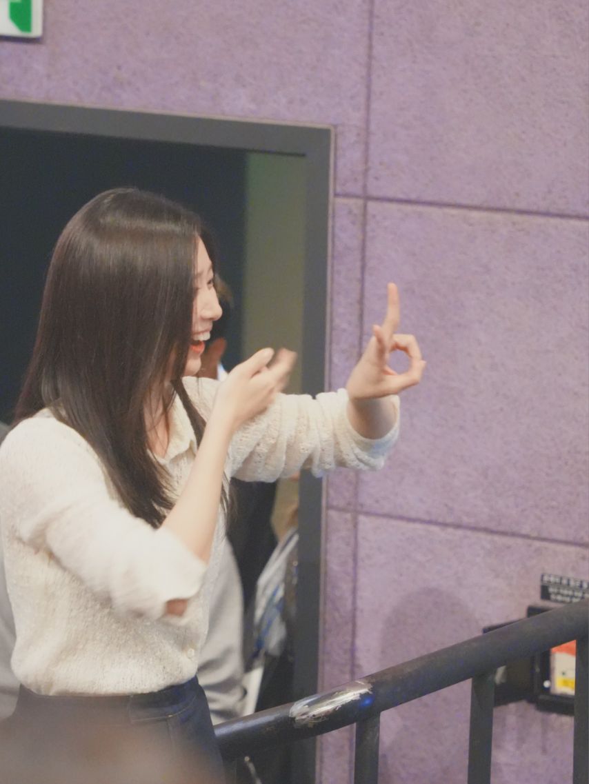 [아이즈원] 청설 무대인사 하는 김민주 미모 몸매 근황