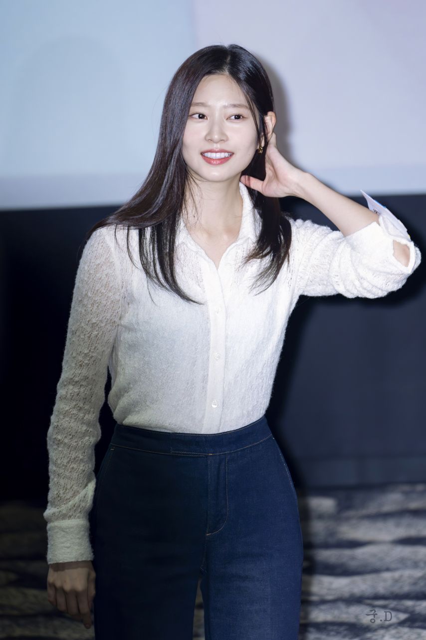 [아이즈원] 청설 무대인사 하는 김민주 미모 몸매 근황