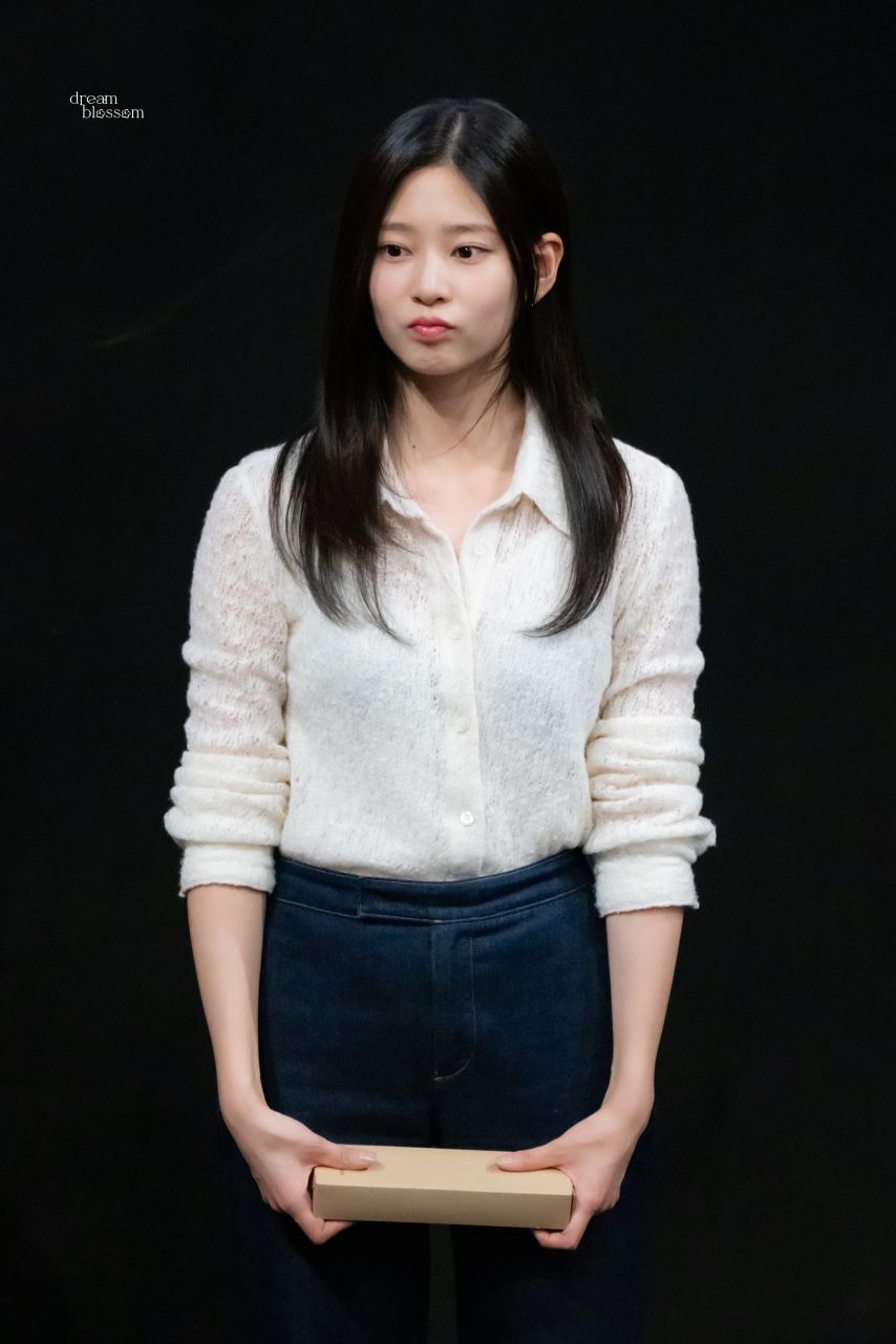 [아이즈원] 청설 무대인사 하는 김민주 미모 몸매 근황