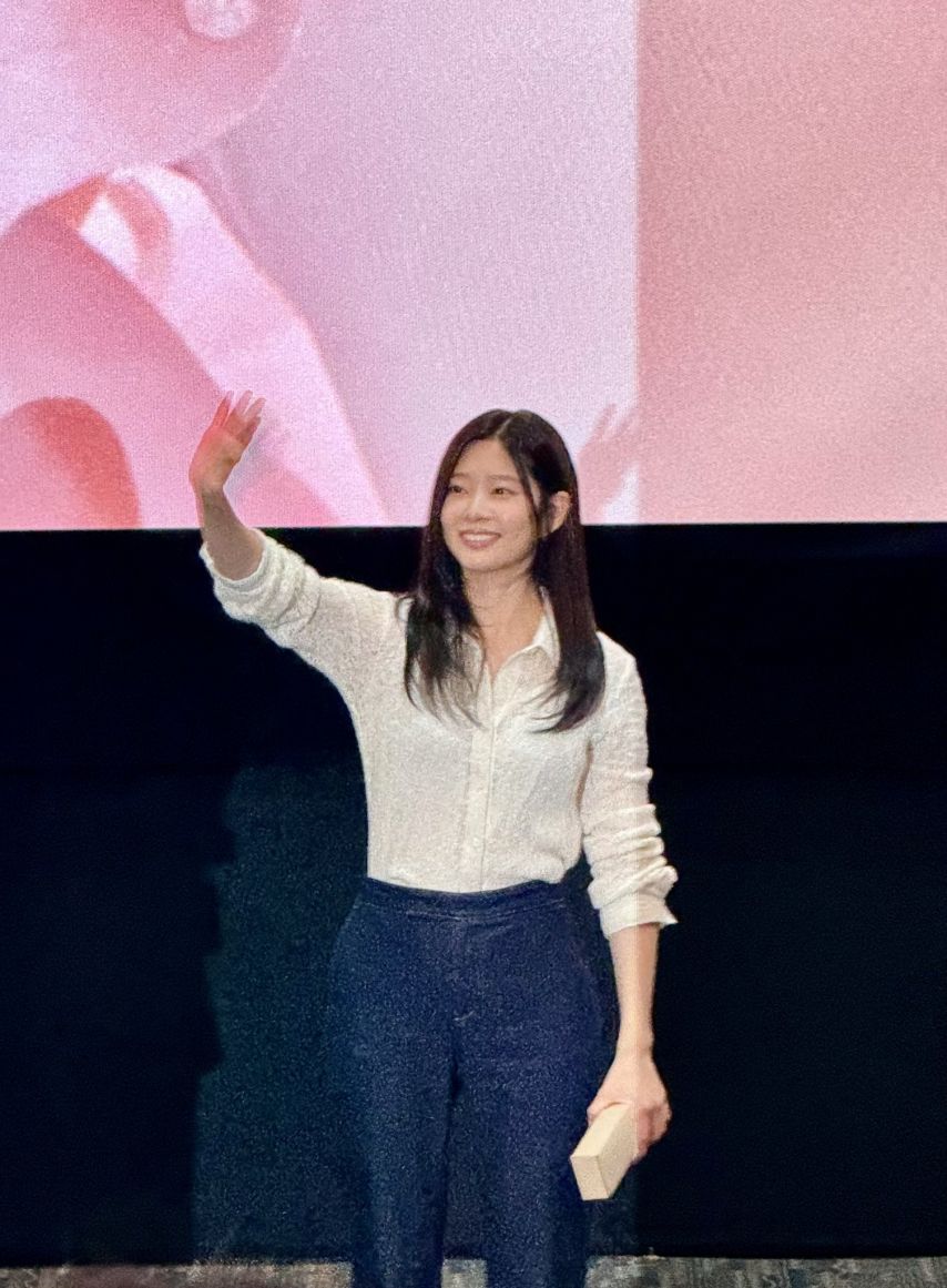 [아이즈원] 청설 무대인사 하는 김민주 미모 몸매 근황