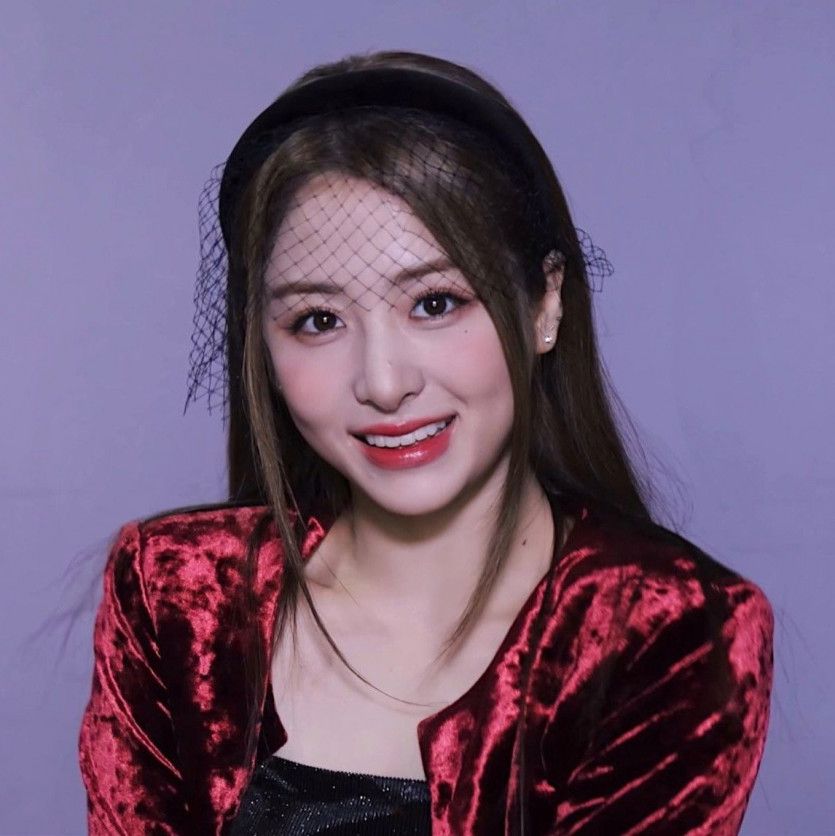 LE SERAFIM 허윤진