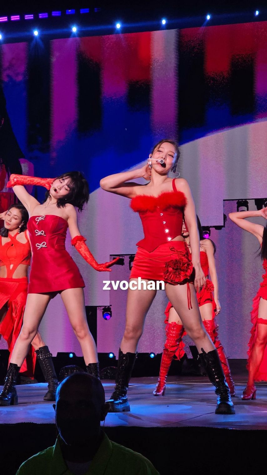 빨간 란제리 스타킹  트와이스 미나 모모 나연