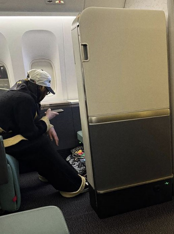 지드래곤, 1700만원 샤넬백 경호원에게 '툭'…공항 패션도 남달라